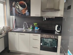 Apartment | Private kitchen | Toaster - Modern Apartment With Balcony (Würzburg)