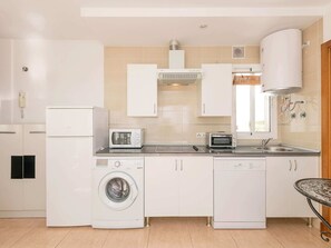 Apartment | Private kitchen | High chair - Atico Santa Fe - Apartment With Free Wifi (El Puerto de Santa Maria)