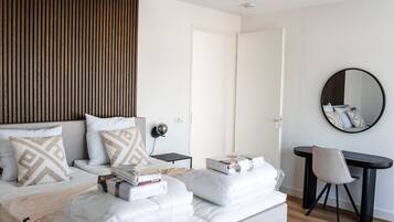 4 bedrooms, bed sheets