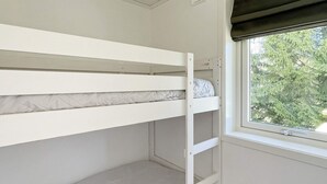 A bunk bed with a window on the right side. - 4 Star Holiday Home in Ljustero (Ljusterö)