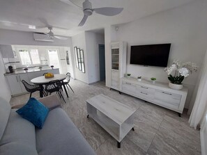 House | Private kitchen - Lavish Holiday Home With Private Pool (El Real de Gandia)