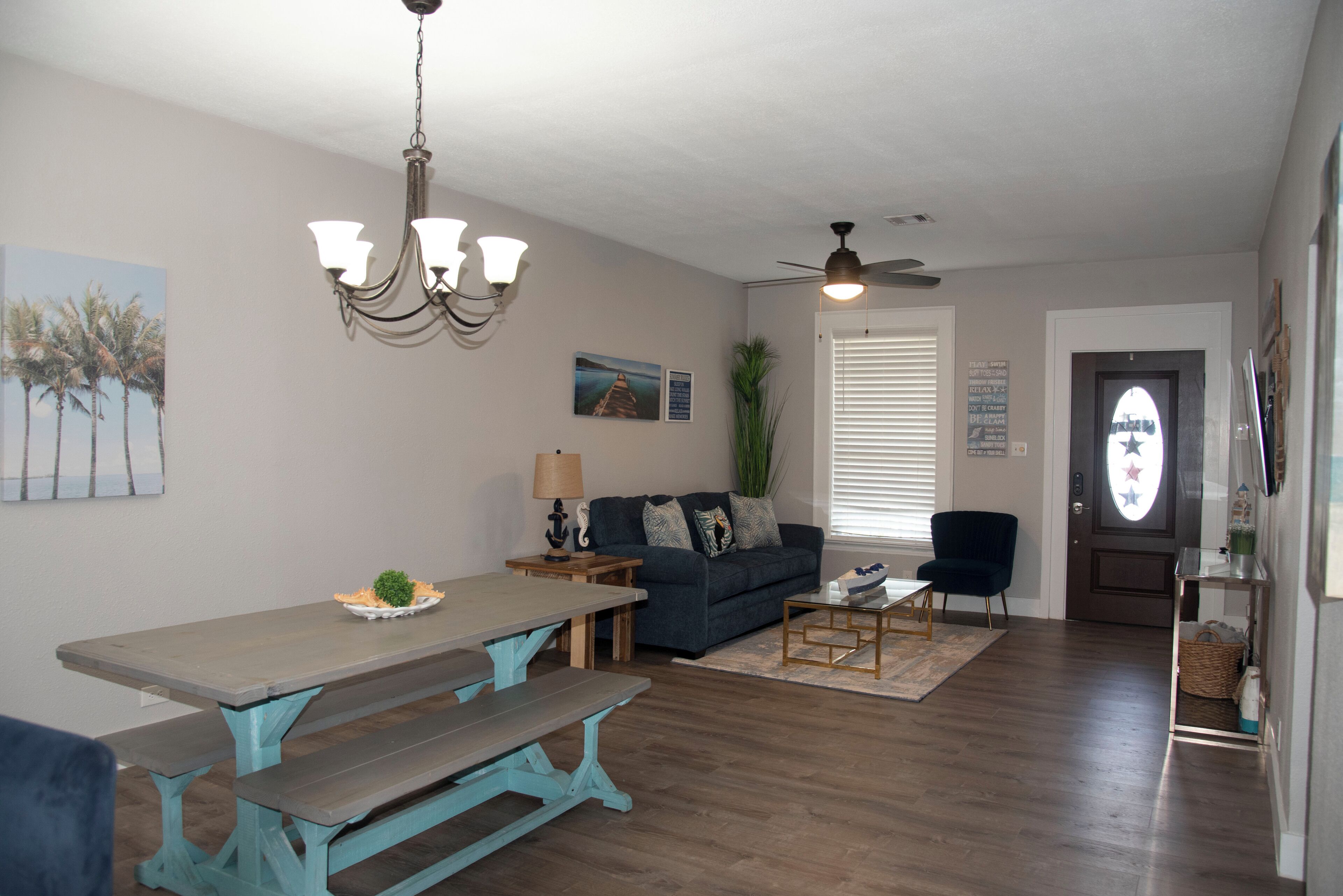 Beautiful 2-Bdrm home close to the seawall & the beach
