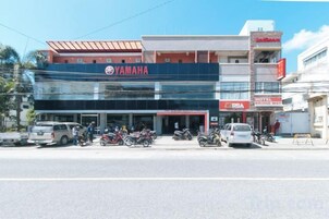 Un edificio que alberga una tienda de motocicletas Yamaha y un hotel.