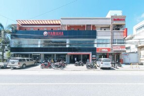 A building with a Yamaha motorcycle shop, a RBA hotel, and a Bridge Way sign. - RedDoorz @ Bridgeway Hotel Tuguegarao City (Tuguegarao)