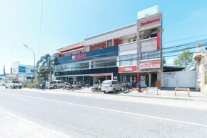 Unclassified image, 2 of 12, button - RedDoorz @ Bridgeway Hotel Tuguegarao City (Tuguegarao)