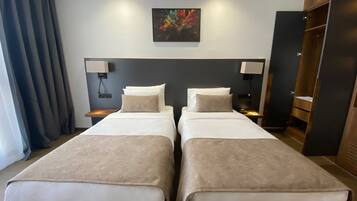 1 habitación, escritorio y espacio para trabajar con laptop