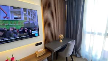 1 habitación, escritorio y espacio para trabajar con laptop