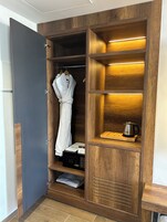 Executive Suite | Desk, laptop workspace, soundproofing, free WiFi