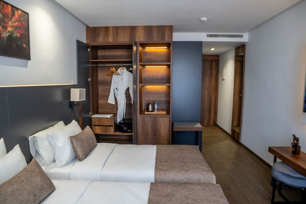 Habitació doble o amb dos llits individuals superior | 1 dormitori, escriptori i espai de treball apte per a portàtils