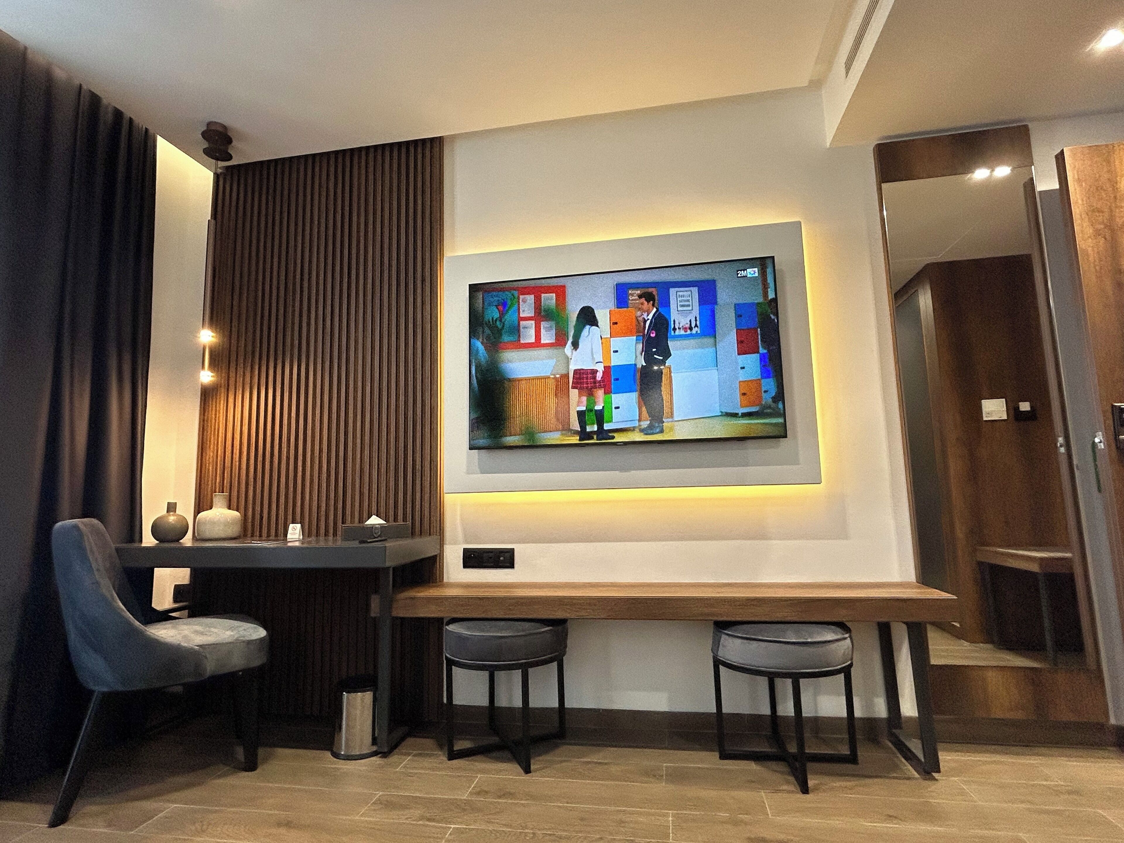 Executive Suite | Desk, laptop workspace, soundproofing, free WiFi