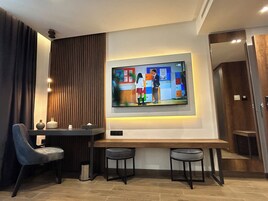 Executive Suite | Desk, laptop workspace, soundproofing, free WiFi