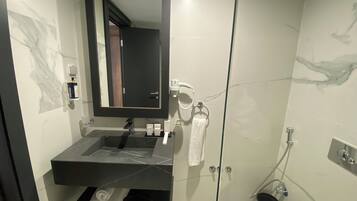 Ducha, artículos de tocador gratuitos, secador de pelo, batas