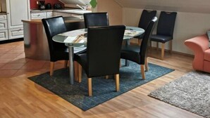 Une cuisine moderne avec des meubles blancs, une machine à café et un évier.