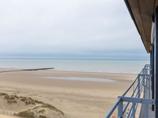 Apartment | View from property - Studio Apartment in Seaside With Panoramic Views (Middelkerke)