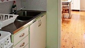Una cocina con un lavamanos, una estufa Bosch y un salpicadero decorado.