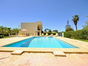 Villa | Pool | Indoor pool, outdoor pool - Villa in Vilamoura Near Falesia Beach (Loulé)