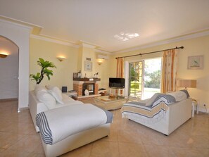 Villa | Living area - Villa in Vilamoura Near Falesia Beach (Loulé)