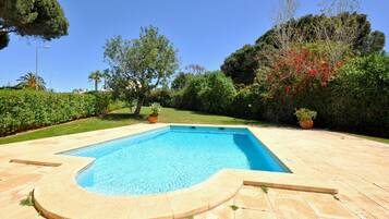 Vila | Piscina | Piscina interna, piscina externa