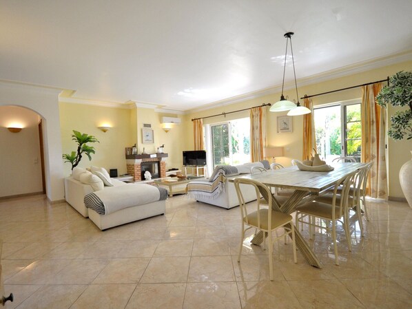 Villa | Dining - Villa in Vilamoura Near Falesia Beach (Loulé)