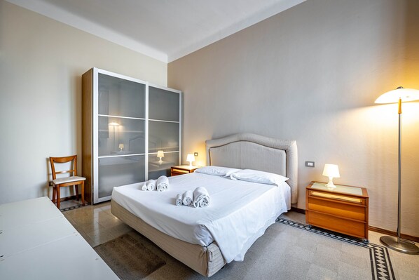 Appartement, balkon | 2 slaapkamers, een bureau, een laptopwerkplek