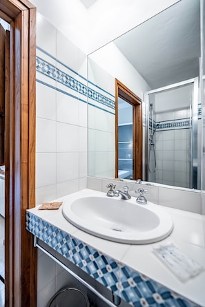 Apartamento, balcón | Baño | Cabezal de ducha tipo lluvia, secador de pelo, bidé y toallas