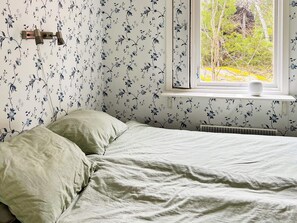 House | 4 bedrooms, individually furnished - Charming Island House With Guest Cabin (Vätö)