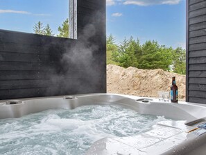 House | Outdoor spa tub