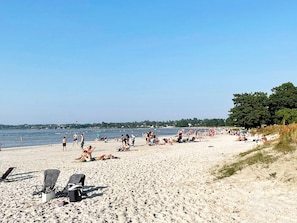 A beach with sun loungers, people relaxing, and a clear sky. - 5 Person Holiday Home in Borgholm (Borgholm)