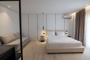 Triple Room, Partial Sea View | Bed sheets - Arrei Hotel (Sarandë)
