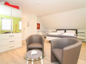 House | 3 bedrooms, individually furnished, iron/ironing board - Anchor Claw Comfortable Holiday Residence (Krummhoern)