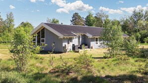 Il s’agit d’un bâtiment d’un seul étage, doté d’un toit en pente, d’un patio couvert aménagé avec du mobilier d’extérieur et d’une pelouse à l’avant.