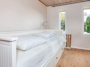 House - 6 Person Holiday Home in Albaek (Aalbaek)