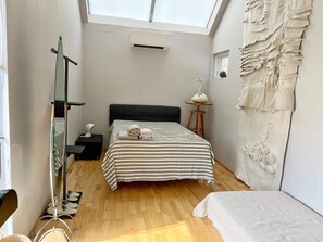 House | 1 bedroom, individually furnished