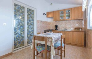 Réfrigérateur, four, plaque de cuisson, cafetière/bouilloire