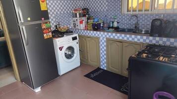 Microwave, oven, stovetop, cookware/dishes/utensils