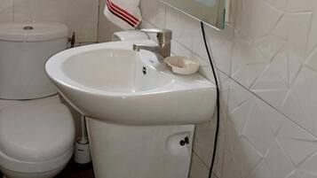 Dusche, Haartrockner, Handtücher, Toilettenpapier