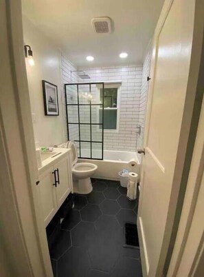 Dusche, Haartrockner, Handtücher, Seife