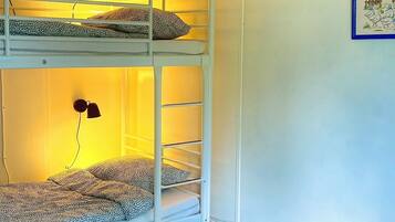 2 habitaciones, cuna de viaje, wifi gratis y ropa de cama