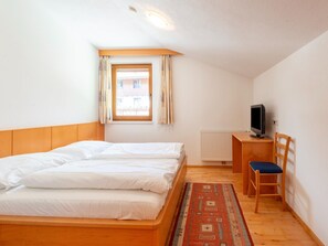 2 bedrooms, bed sheets - Apartment in Tyrol Near Ski Lift (Uderns)