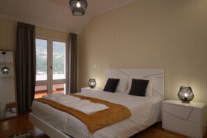 4 habitaciones, escritorio y tabla de planchar con plancha 