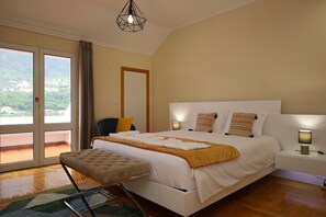 4 bedrooms, desk, iron/ironing board, travel cot
