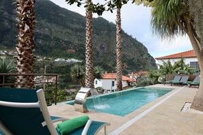 Utendørsbasseng og et oppvarmet basseng