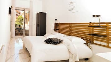 Doppia Comfort, balcone, vista cortile | Una scrivania, postazione laptop, tende oscuranti, Wi-Fi gratuito