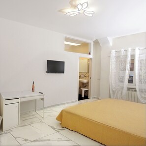 デラックス ダブルルーム コートヤードビュー | デスク、ノートパソコン用作業スペース、遮光カーテン、WiFi (無料)