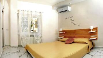 Chambre Double Deluxe, vue cour intérieure | Bureau, espace de travail pour ordinateur portable, rideaux occultants