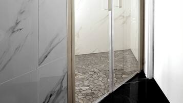 Doppia Comfort, balcone, vista cortile | Bagno | Asciugacapelli, pantofole, asciugamani, sapone