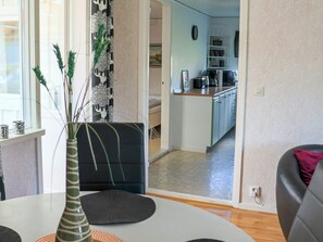 Un interior moderno con comedor, cocina y sala de estar.