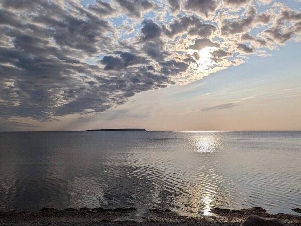 A calm sea with a distant landmass under a cloudy sky. - 4 Star Holiday Home in Klintehamn (Klintehamn)