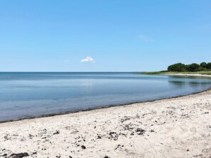 A beach with a sandy shore and calm water. - 4 Star Holiday Home in Klintehamn (Klintehamn)
