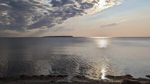 A calm sea with a distant landmass under a cloudy sky. - 4 Star Holiday Home in Klintehamn (Klintehamn)